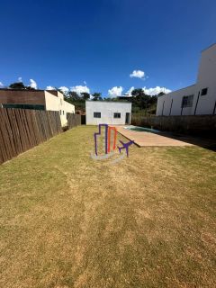 Casa de Condomínio Para Vender com 03 quartos 01 suíte no bairro Portal Serra Azul em Mateus Leme