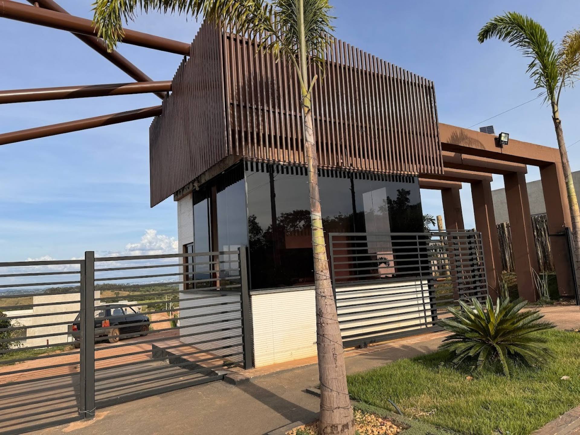 Casa de Condomínio Para Vender com 03 quartos 01 suíte no bairro Portal Serra Azul em Mateus Leme