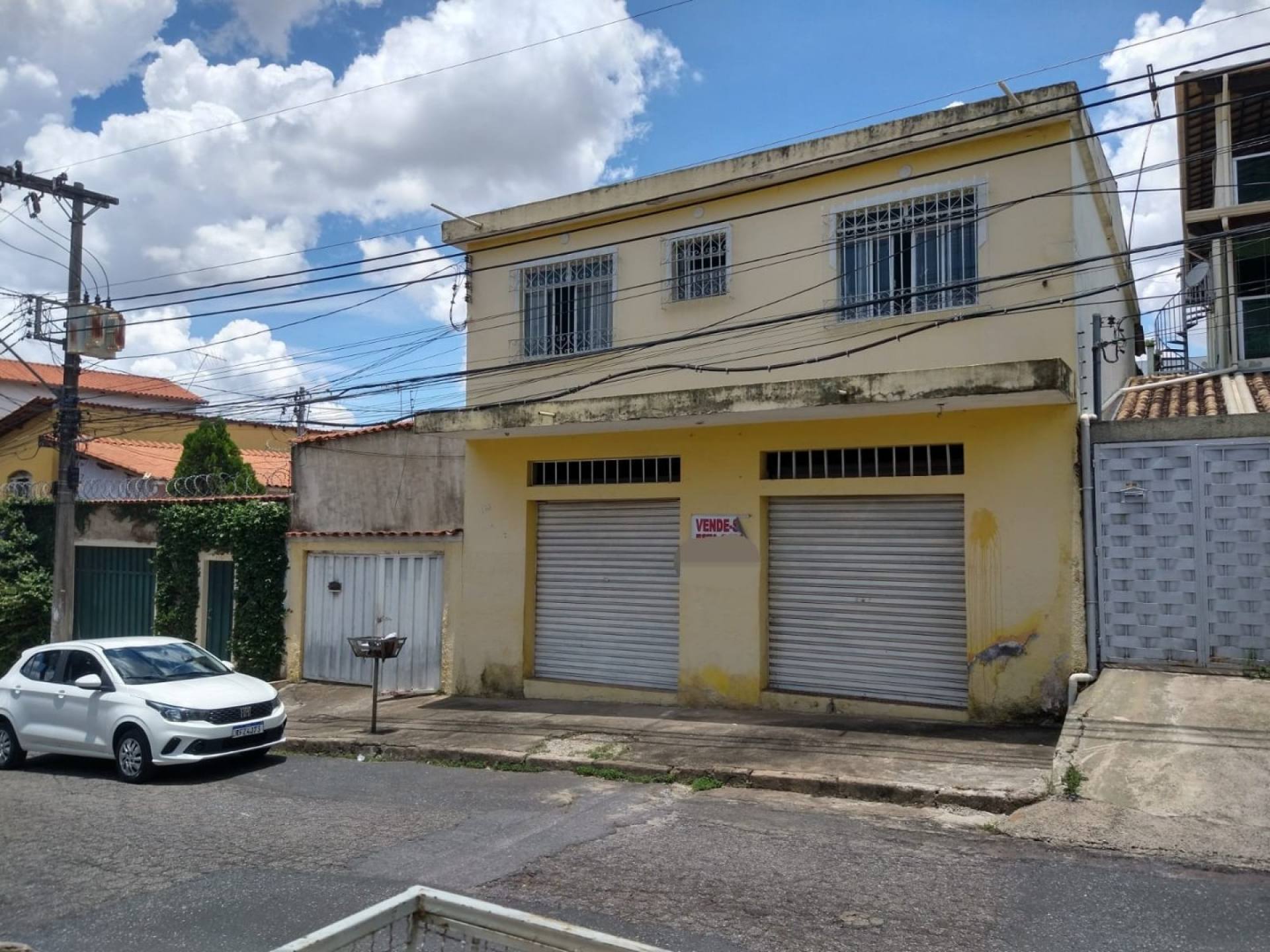 Casa com 02 lojas / 05 quartos 01 suíte no bairro Novo Eldorado em Contagem