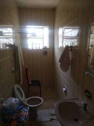 Casa com 02 lojas / 05 quartos 01 suíte no bairro Novo Eldorado em Contagem