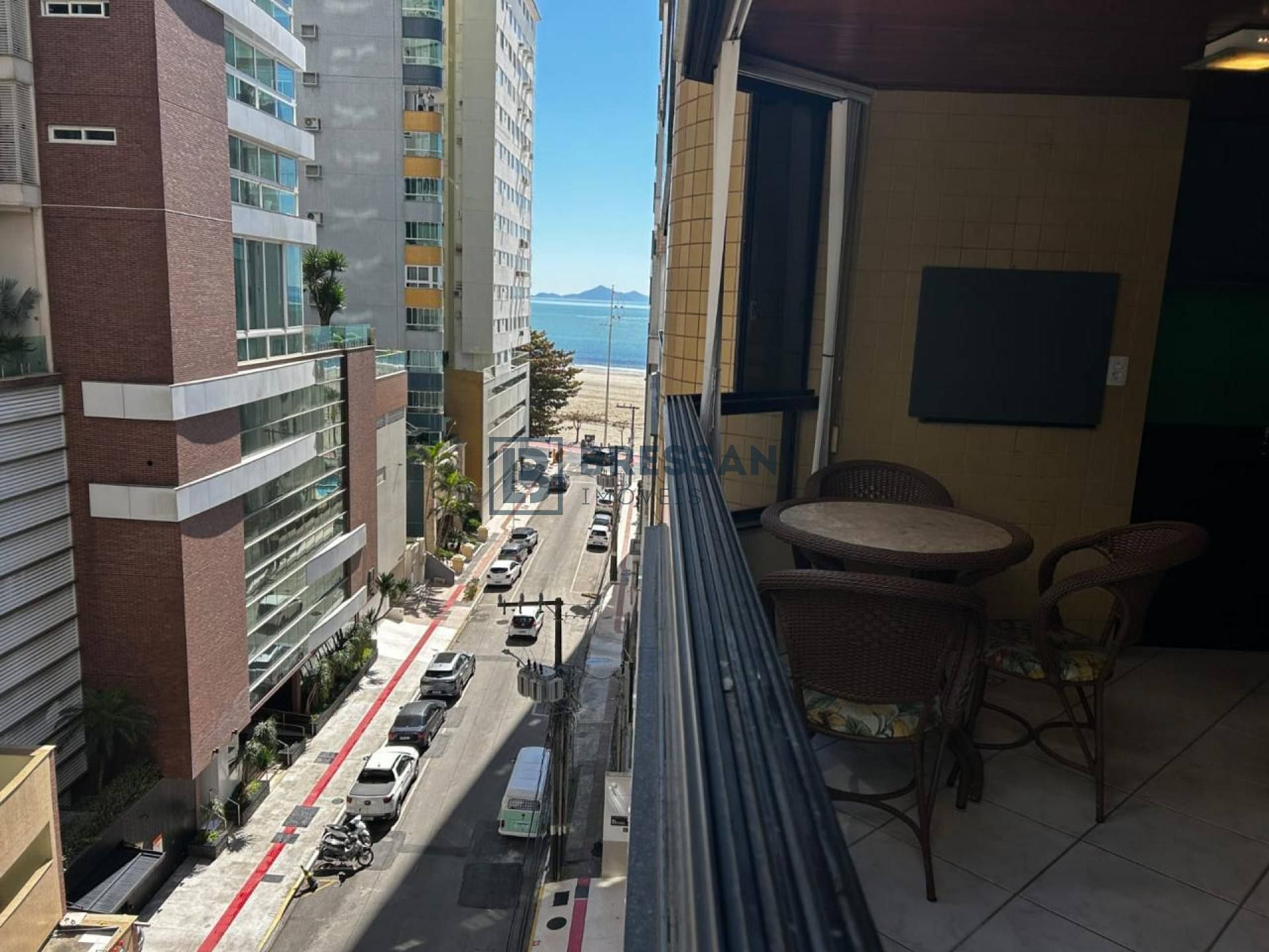 APARTAMENTO QUADRA MAR EM BALNEÁRIO CAMBORIÚ