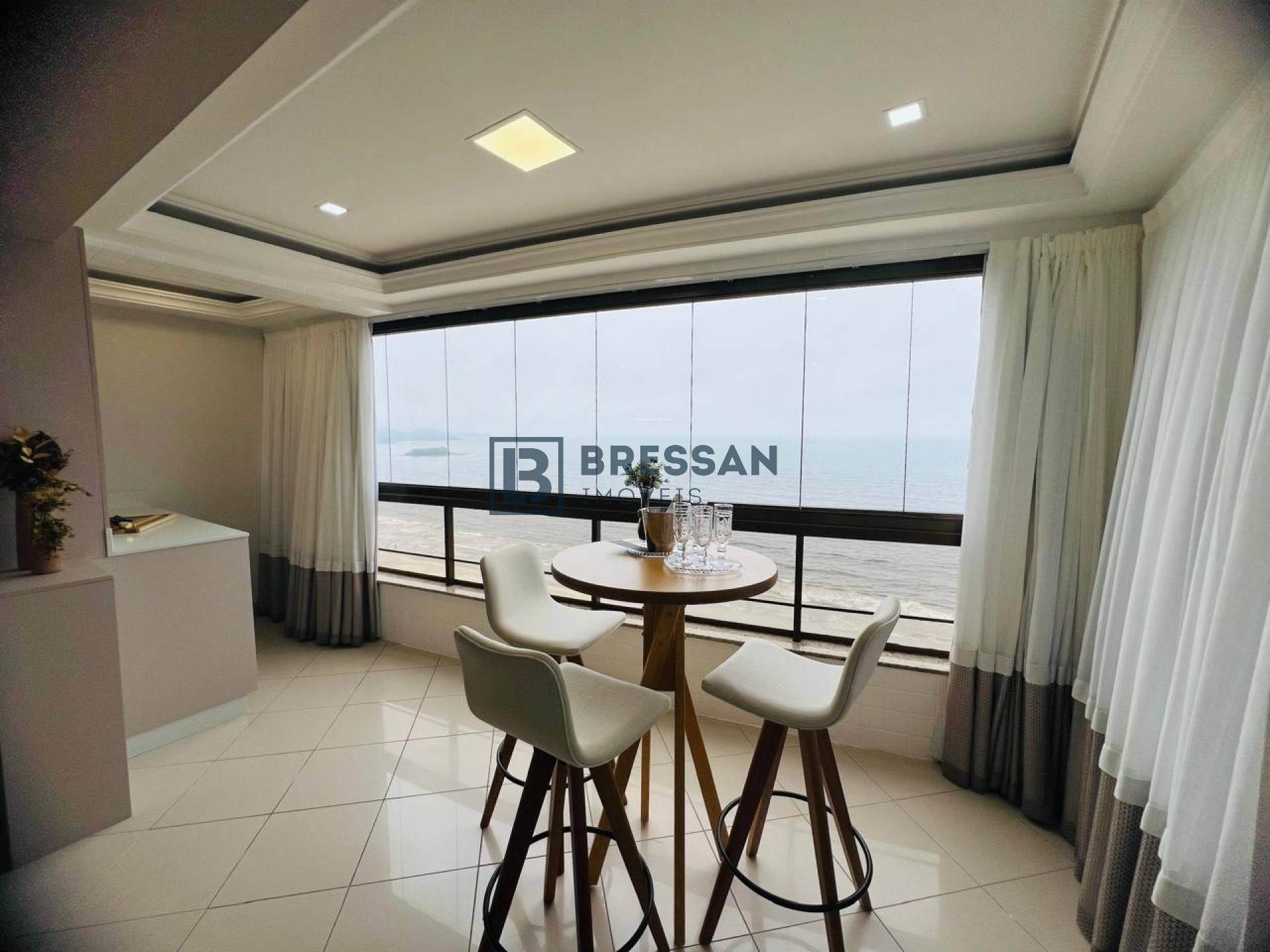 APARTAMENTO FRENTE MAR EM BALNEÁRIO CAMBORIÚ