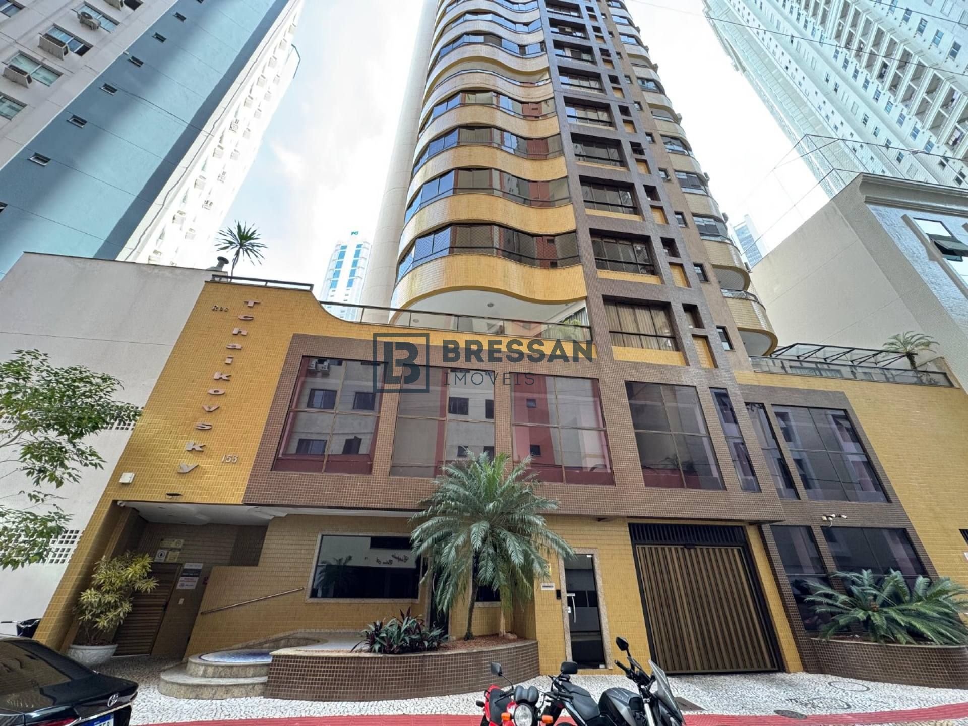 APARTAMENTO MOBILIADO À VENDA NO CENTRO DE BALNEÁRIO CAMBORIÚ/SC