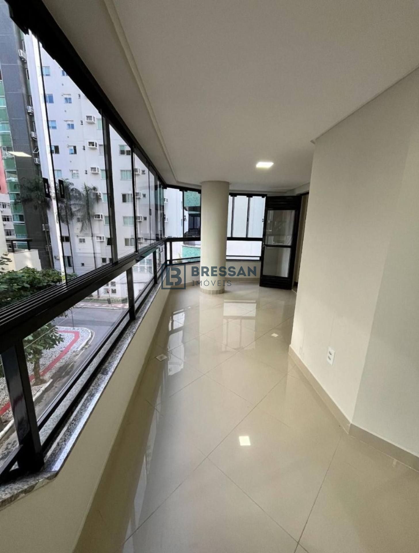 APARTAMENTO À VENDA NO CENTRO DE BALNEÁRIO CAMBORIÚ/SC