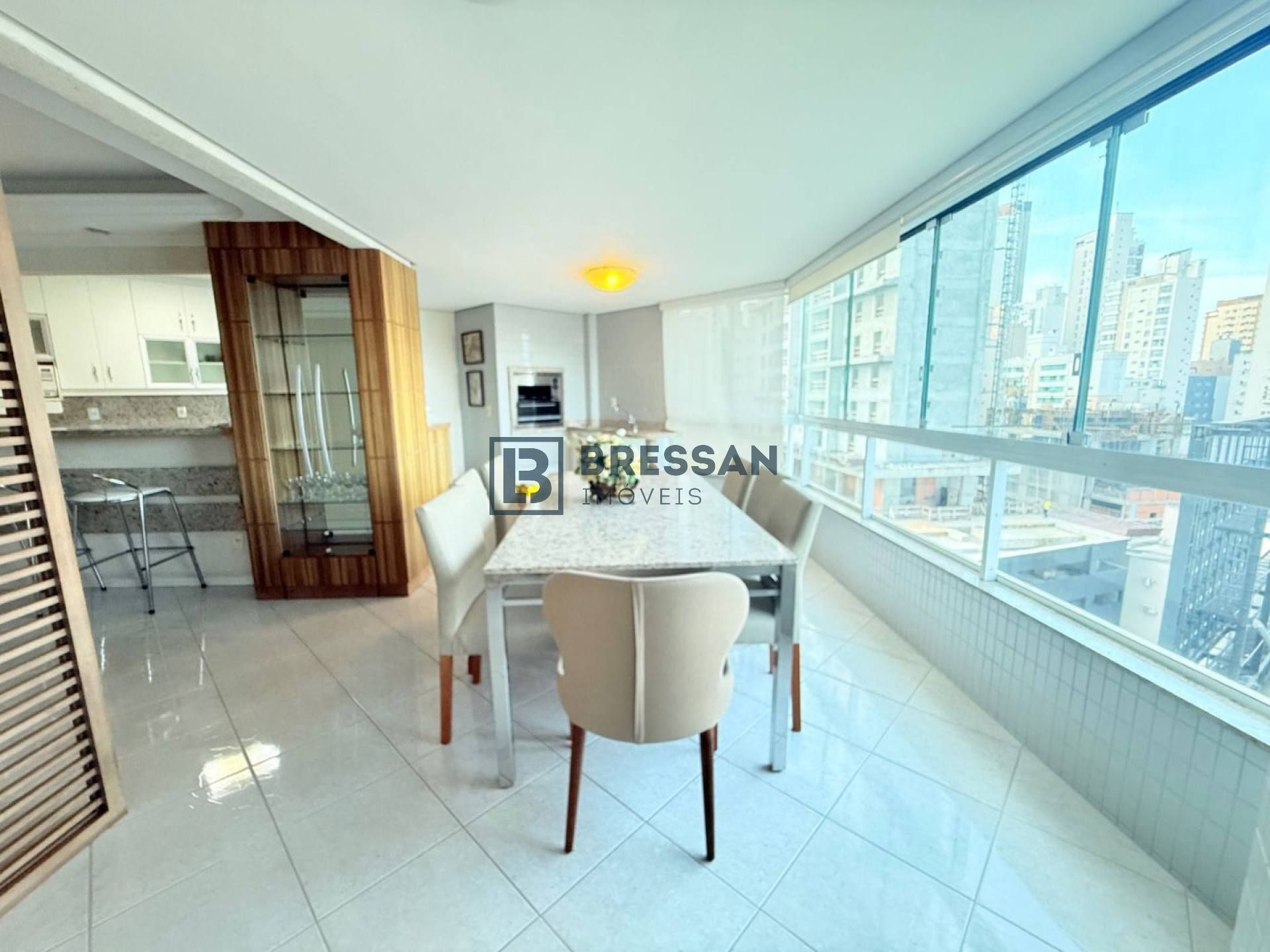 APARTAMENTO À VENDA NO CENTRO DE BALNEÁRIO CAMBORIÚ-SC