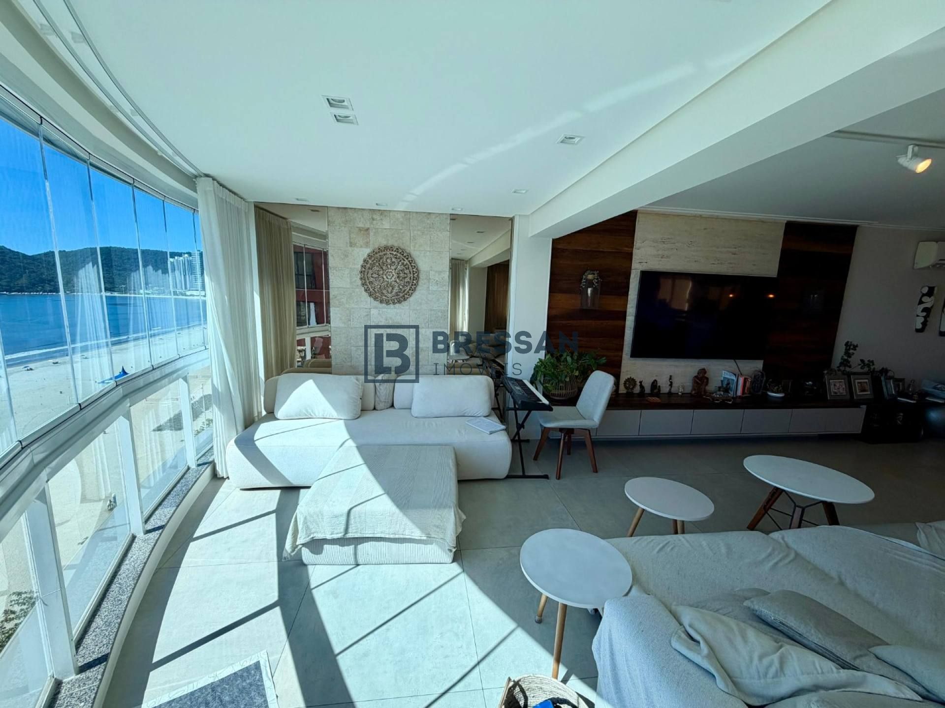 APARTAMENTO FRENTE MAR Á VENDA NO CENTRO DE BALNEÁRIO CAMBORIÚ-SC