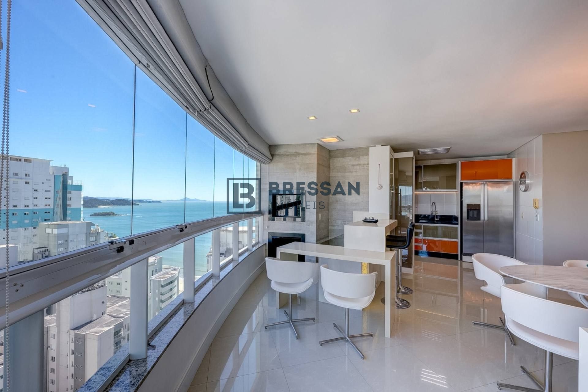 APARTAMENTO À VENDA NO CENTRO DE BALNEÁRIO CAMBORIÚ-SC