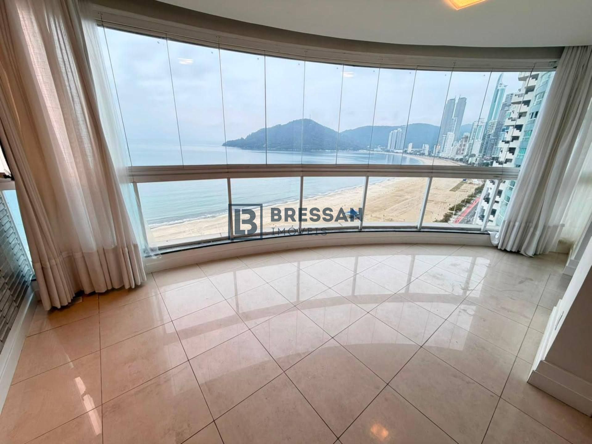 APARTAMENTO FRENTE MAR À VENDA NO CENTRO DE BALNEÁRIO CAMBORIÚ-SC