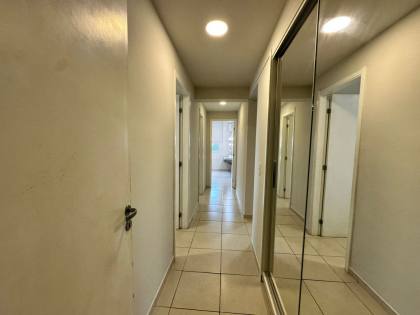 (P) LOCAÇÃO - FAROL DA ILHA, AP MOBILIADO COM 4 QUARTOS, SENDO 3 SUÍTES - CALHAU