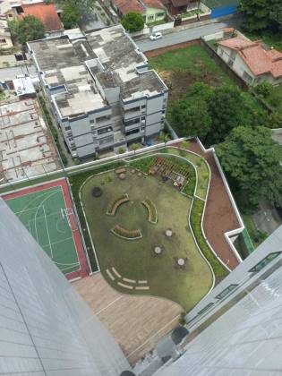 Seu Refúgio Urbano: Apartamento com Vista Privilegiada e Condomínio Clube Completo!
