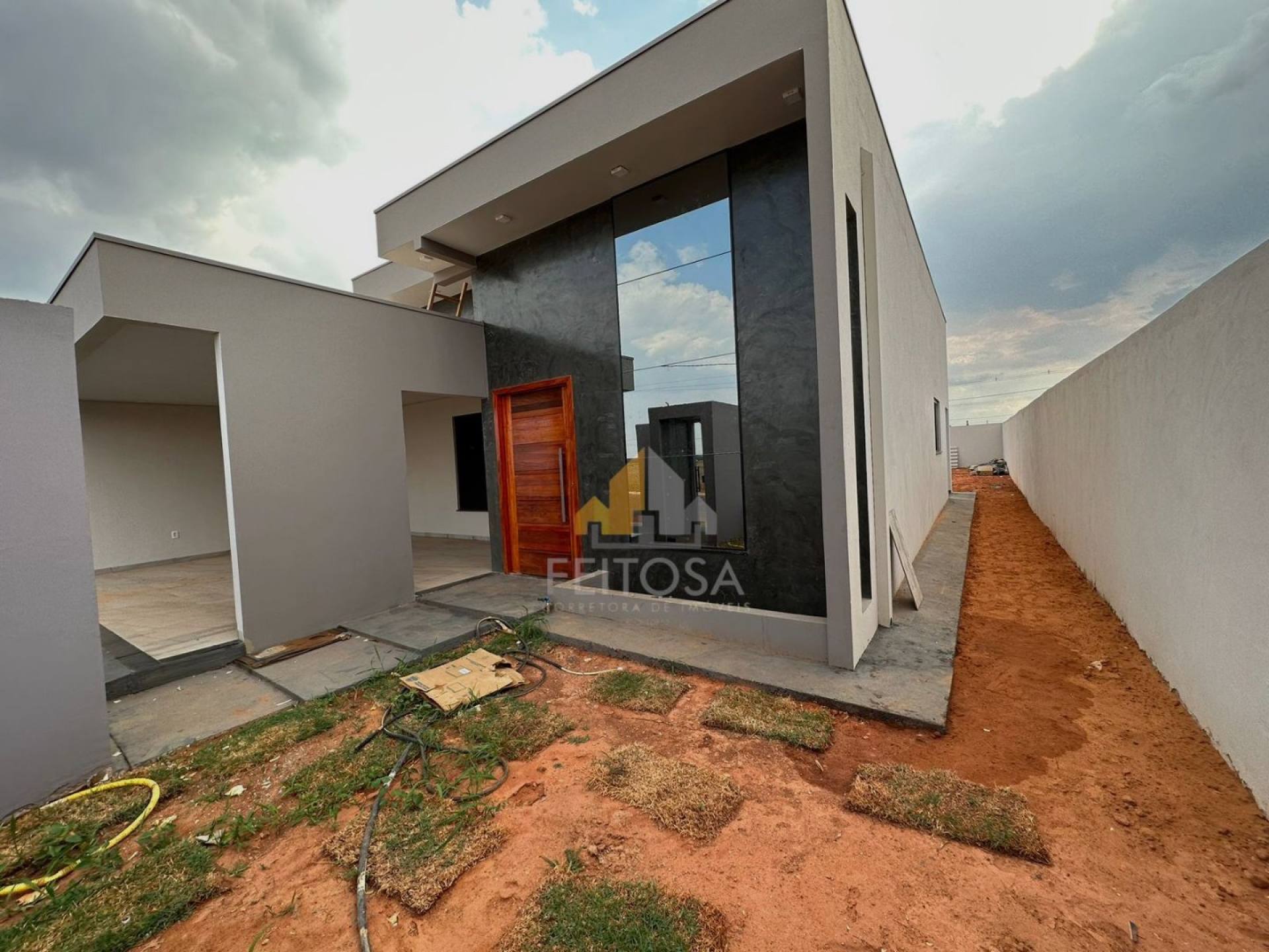 IMÓVEL COM ACABAMENTOS DE ALTO PADRÃO DISPONÍVEL VENDA NO BAIRRO JARDIM MILÃO