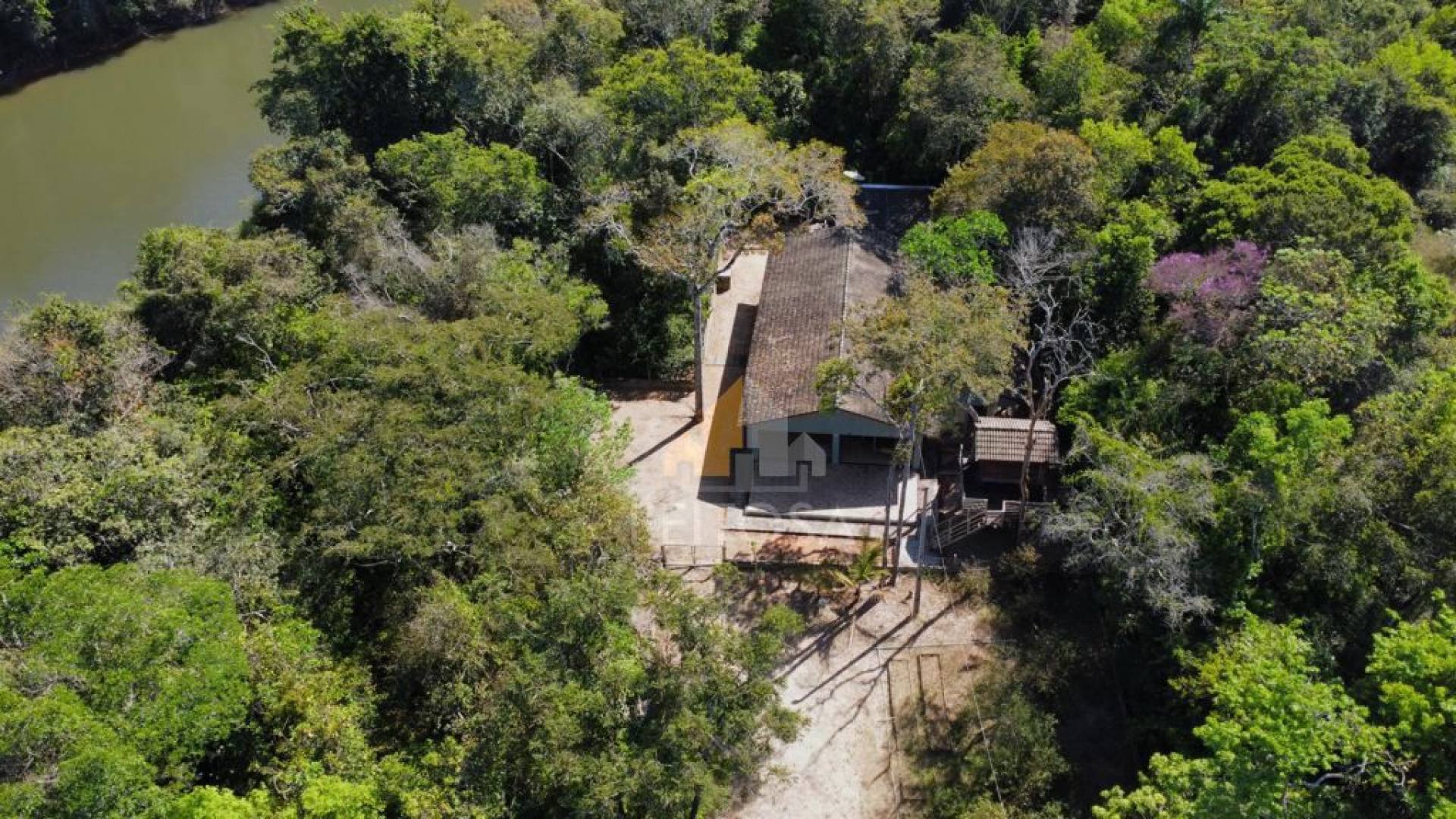 Chácara de porteira fechada Disponível para venda à 40km da cidade