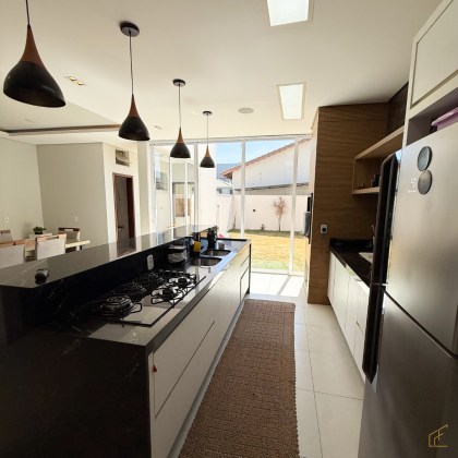 ? Casa moderna e completa – 3 quartos (1 suíte) com área gourmet integrada!
