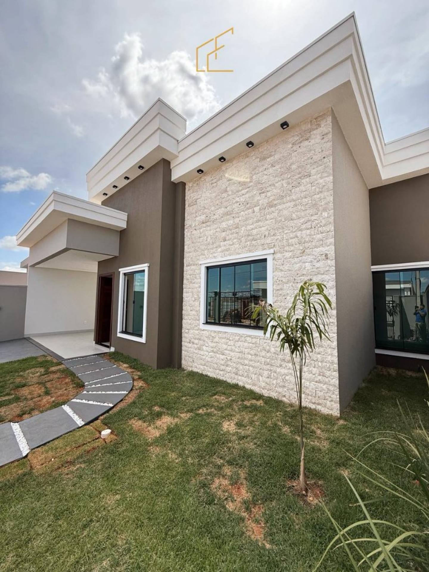 CASA COM TERRENO GIGANTE NO VENEZA!