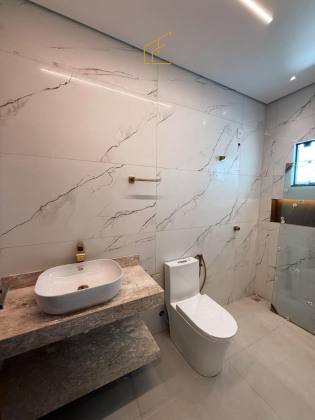 CASA COM TERRENO GIGANTE NO VENEZA!