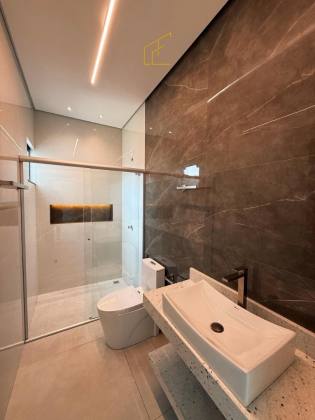 CASA COM TERRENO GIGANTE NO VENEZA!