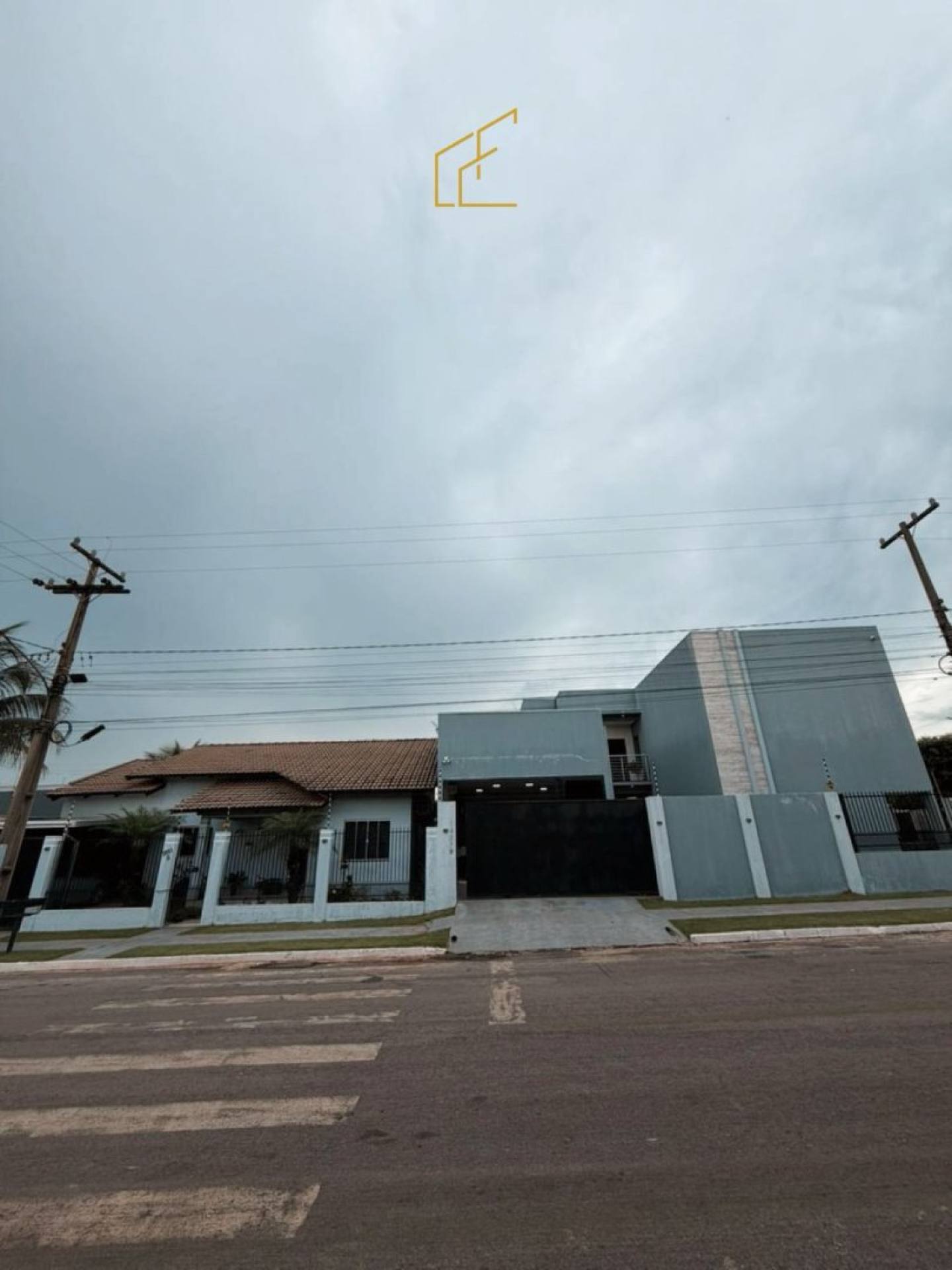 SOBRADO DE ESQUINA + CASA AO LADO À VENDA