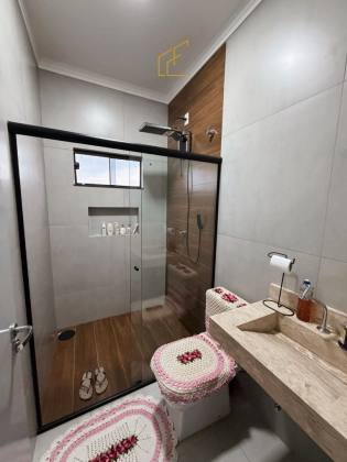 SOBRADO DE ESQUINA + CASA AO LADO À VENDA