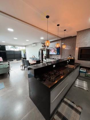 SOBRADO DE ESQUINA + CASA AO LADO À VENDA