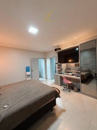 SOBRADO DE ESQUINA + CASA AO LADO À VENDA