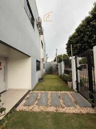 SOBRADO DE ESQUINA + CASA AO LADO À VENDA