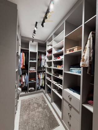 SOBRADO DE ESQUINA + CASA AO LADO À VENDA