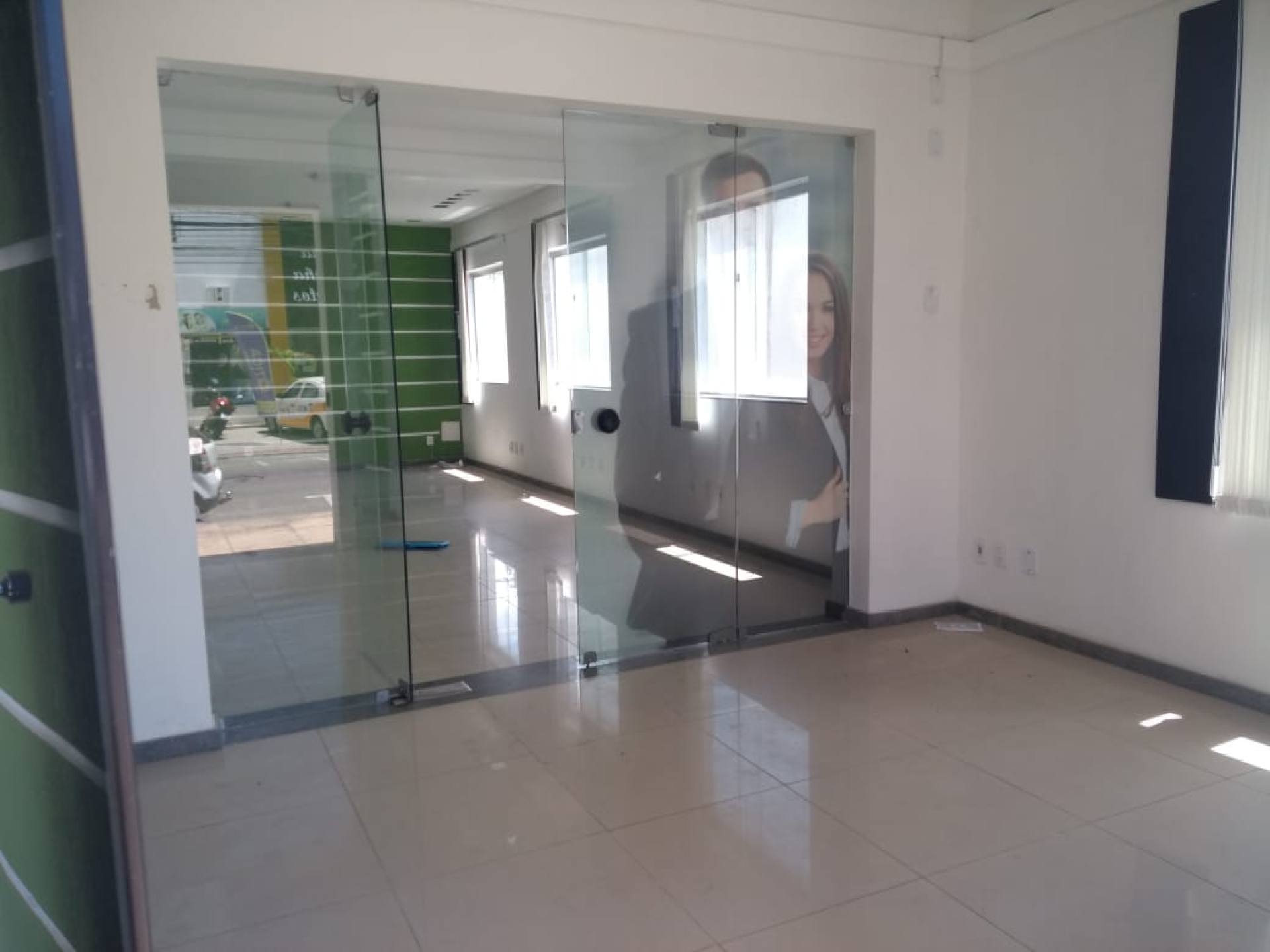 Prédio Comercial para Alugar com 9 salas e 5 vagas de garagem - Bairro Centro - Aracaju/SE