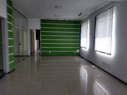 Prédio comercial disponível para aluguel com 9 salas e 5 vagas de garagem no bairro Centro-Aracaju/SE