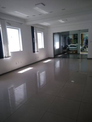 Prédio comercial disponível para aluguel com 9 salas e 5 vagas de garagem no bairro Centro-Aracaju/SE