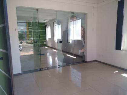 Prédio comercial disponível para aluguel com 9 salas e 5 vagas de garagem no bairro Centro-Aracaju/SE