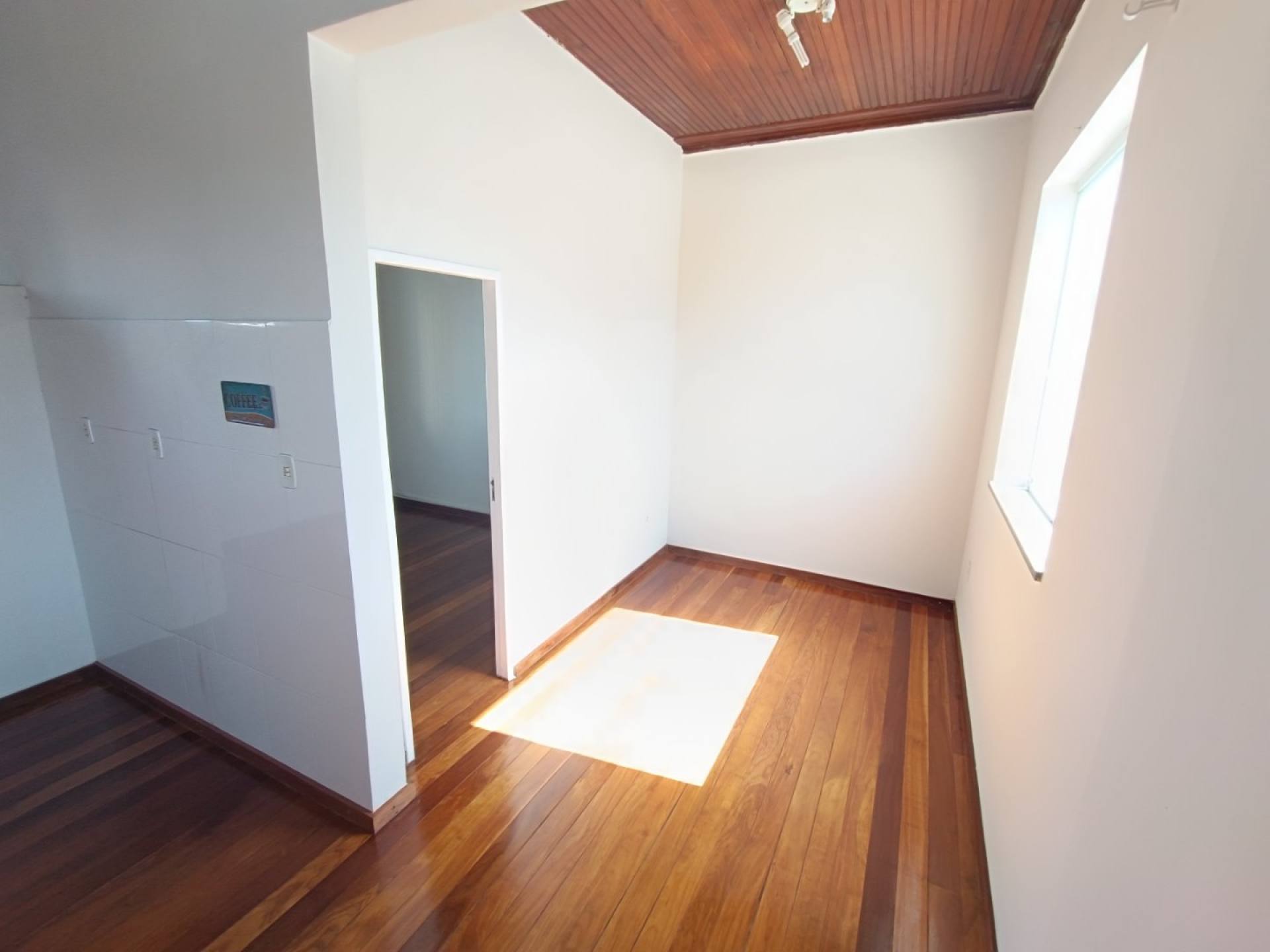 Casa para aluguel no pavimento superior com 2 quartos sendo 1 suíte no bairro Centro-Aracaju/SE