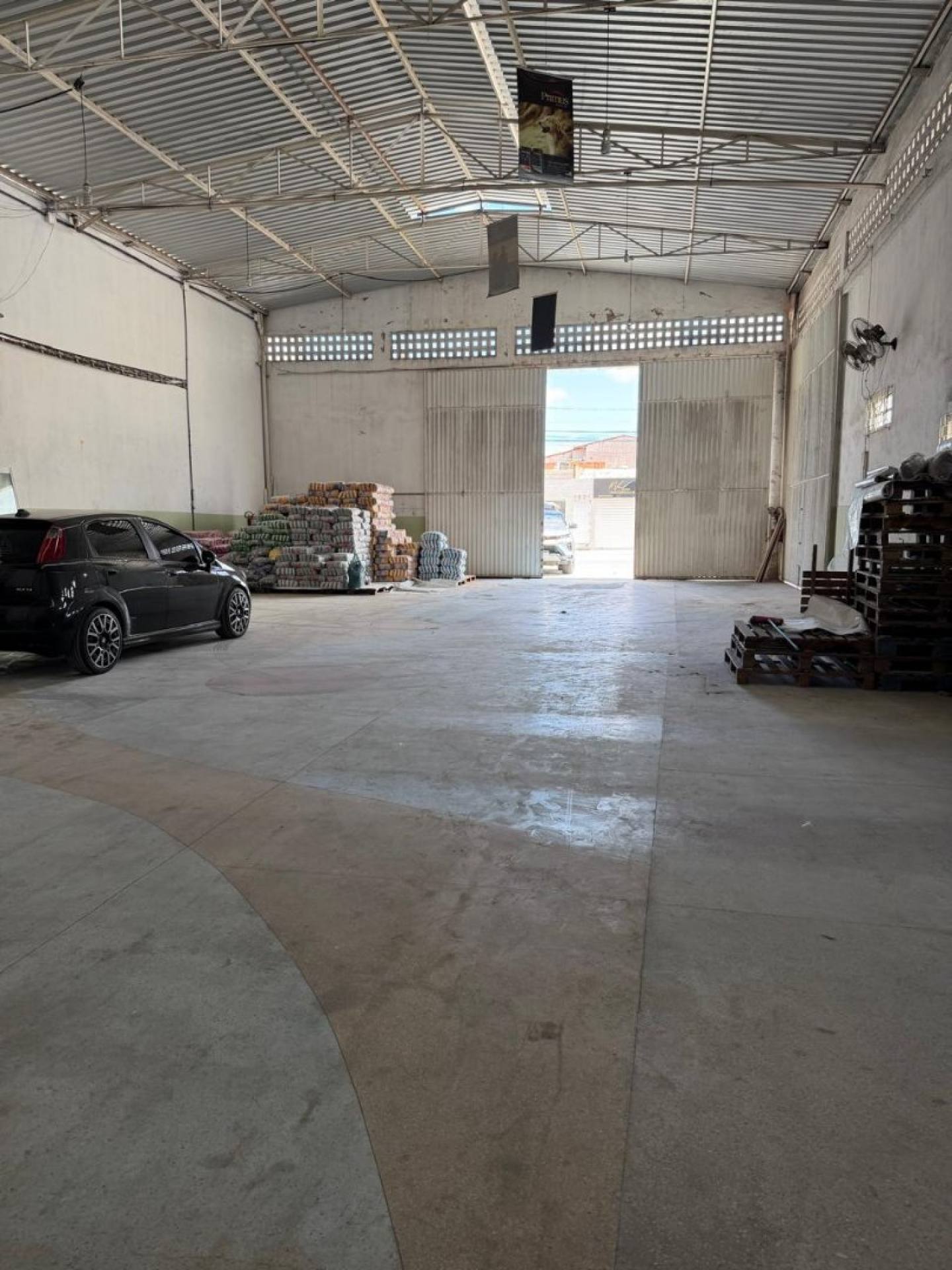 Galpão para aluguel com pé-direito de 6m - Bairro José Conrado - Aracaju/SE