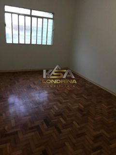 Casa com 2 Kitnet no fundo