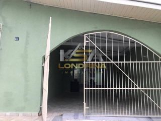 Casa com 2 Kitnet no fundo