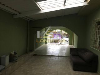 Casa com 2 Kitnet no fundo