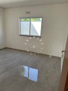Casa à Venda em Rua Pública