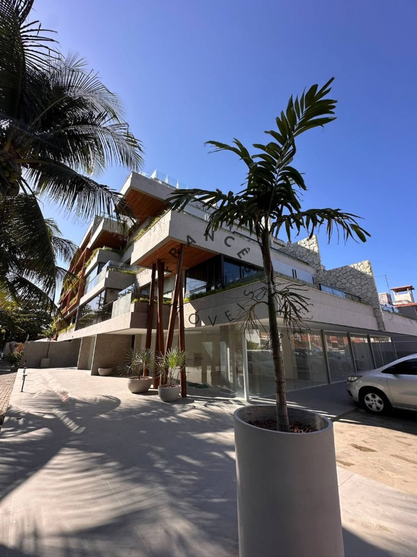 Apt. com Suíte Reversível no Edifício Garden a 100m da Praia do Francês