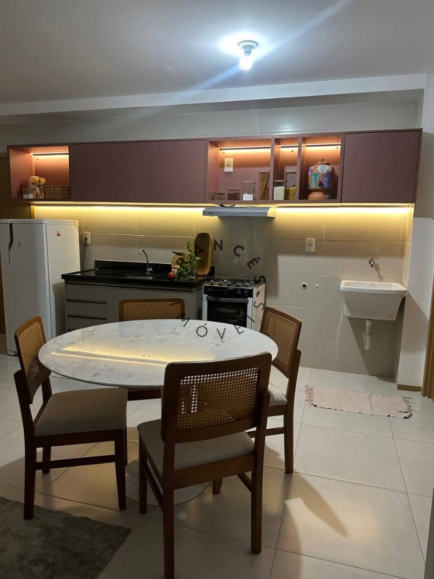 Apartamento Para Alugar com 2 quartos na Praia do Francês, perto de tudo