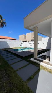 Casa em condomínio com piscina e área de lazer