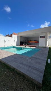 Casa em condomínio com piscina e área de lazer
