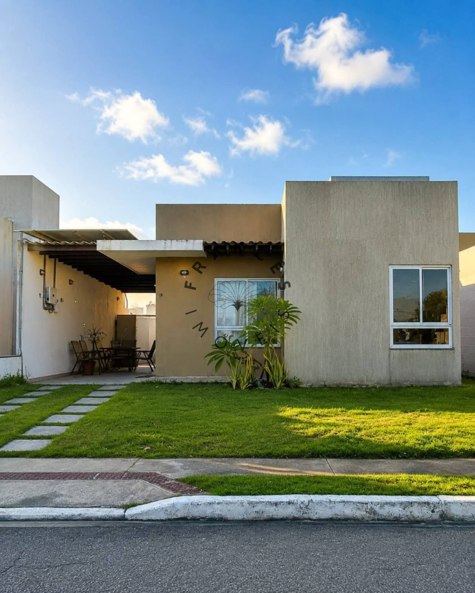 Casa em condomínio fechado com vista para o lago