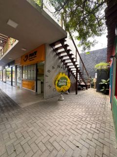 Ponto comercial em galeria na Praia do Francês