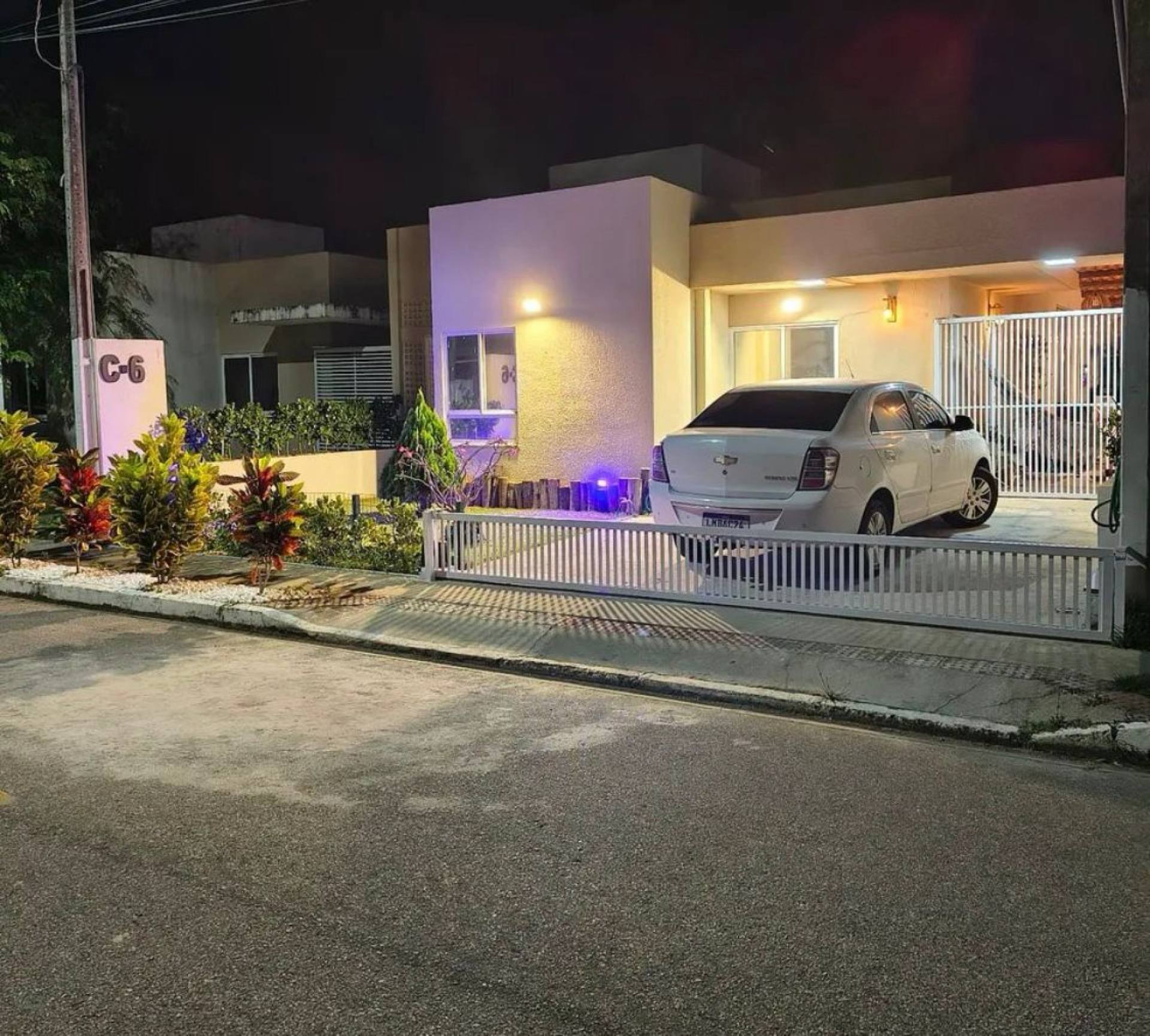 Casa Reformada à Venda no Condomínio Lagos do Francês