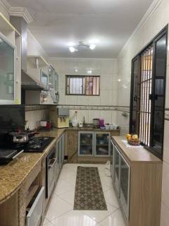 CASA À VENDA EM LOCALIZAÇÃO PRIVILEGIADA NA AVENIDA CEARÁ