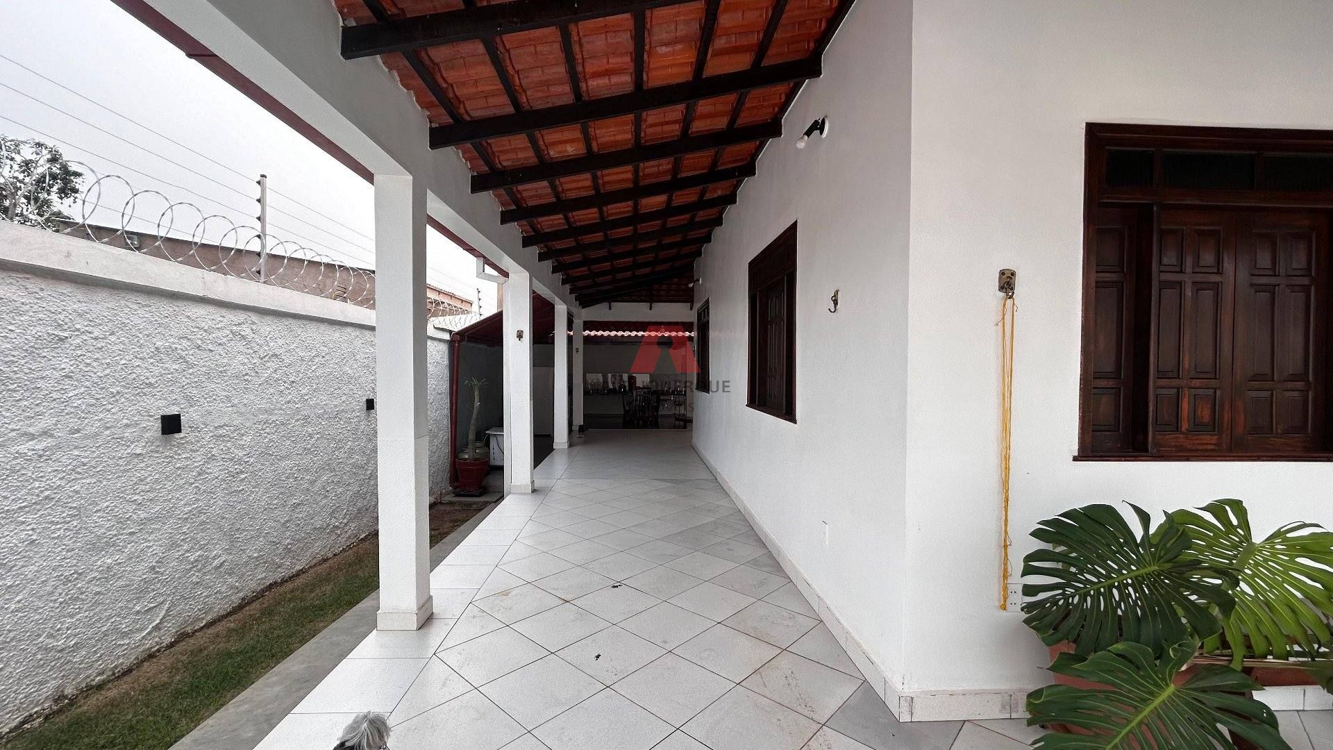 Belíssima casa à venda, com 04 dormitórios.