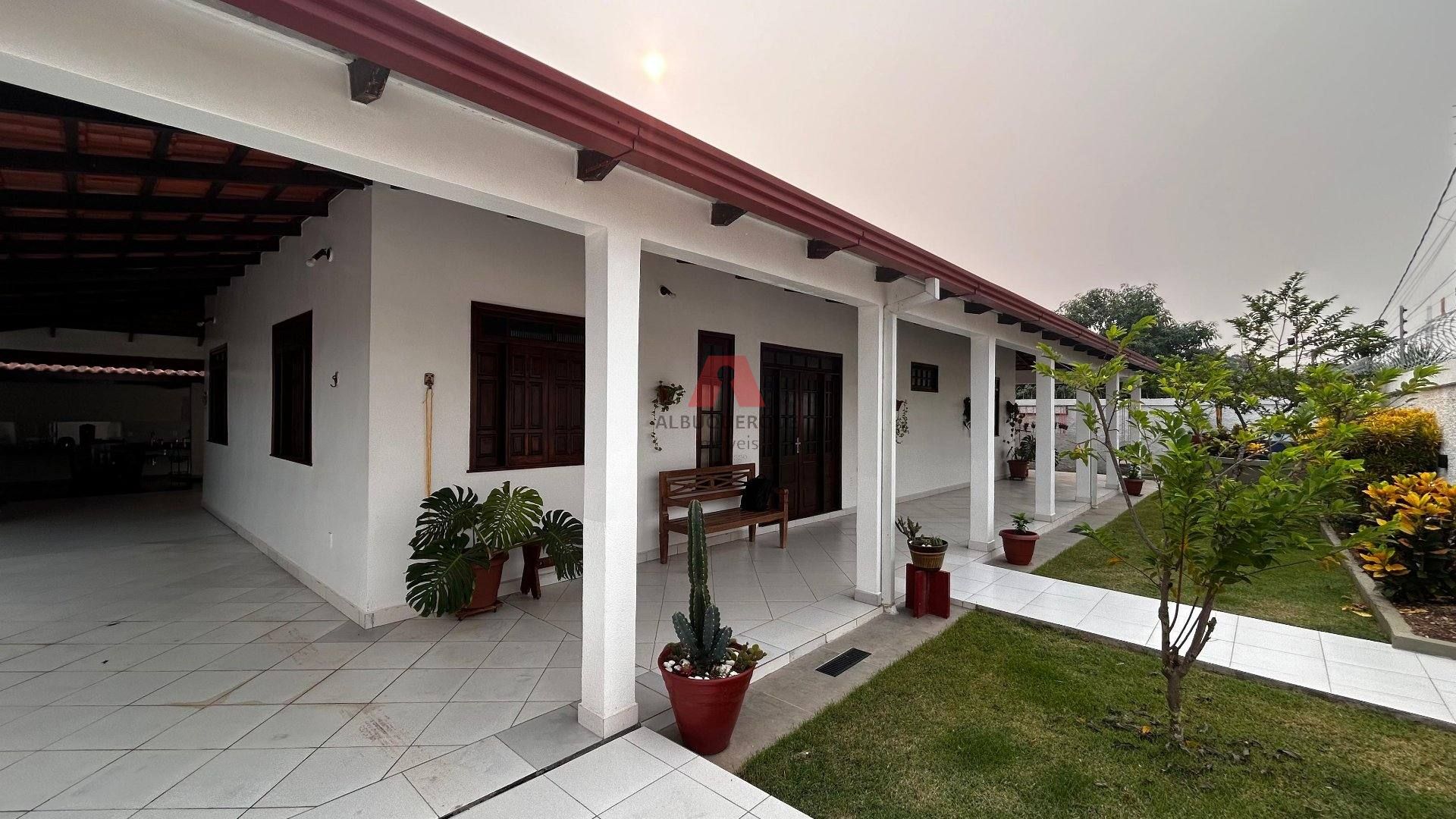 Belíssima casa à venda, com 04 dormitórios.