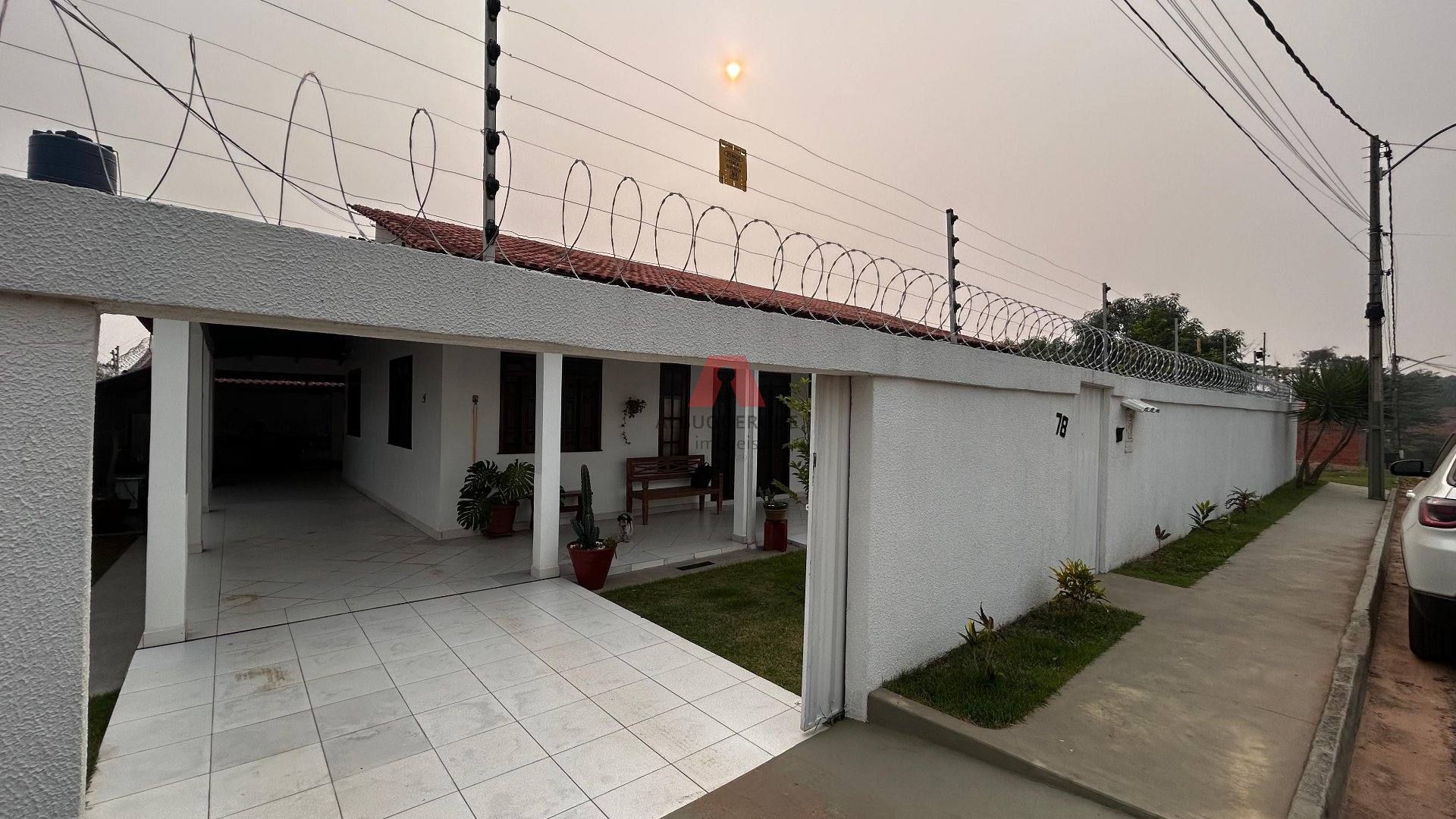 Belíssima casa à venda, com 04 dormitórios.