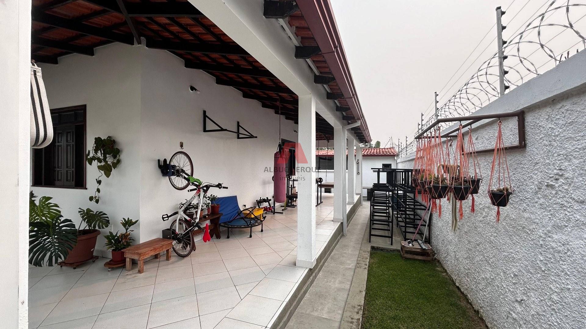 Belíssima casa à venda, com 04 dormitórios.