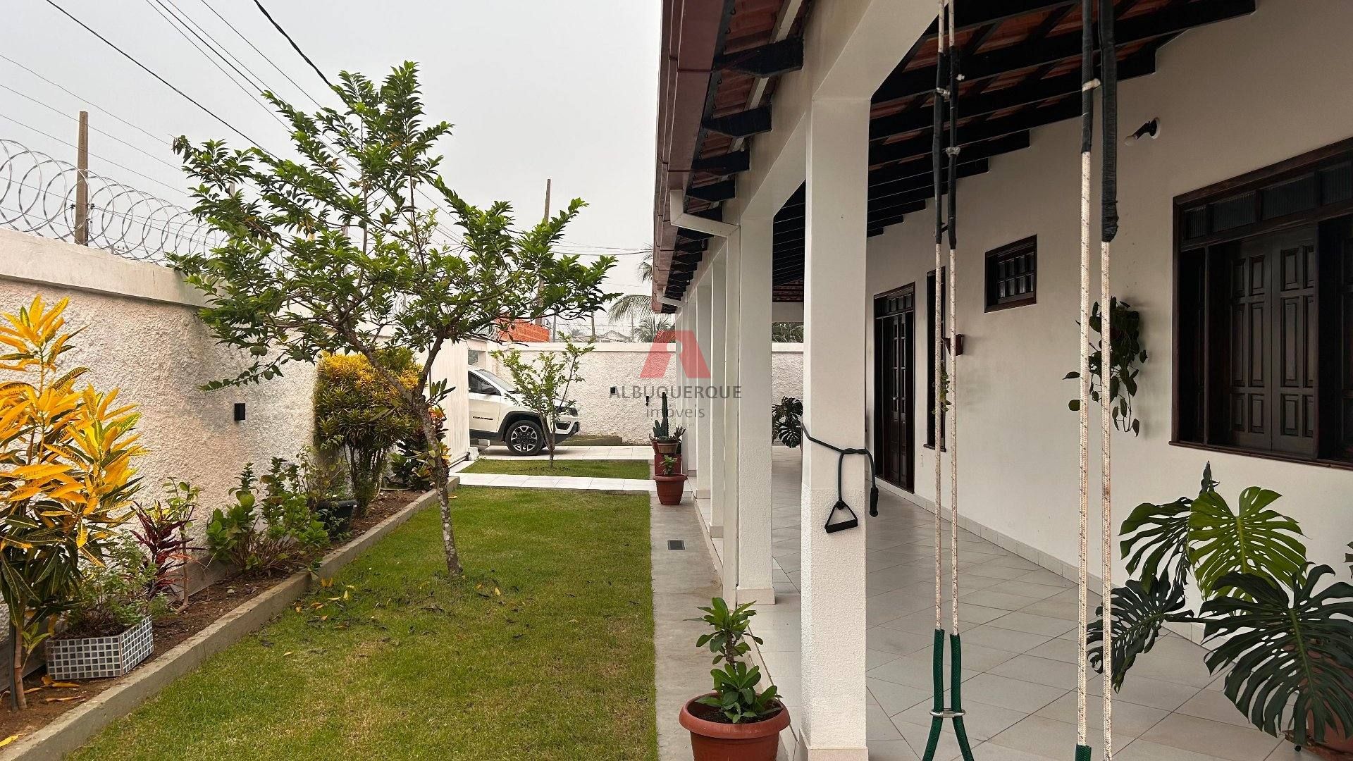 Belíssima casa à venda, com 04 dormitórios.