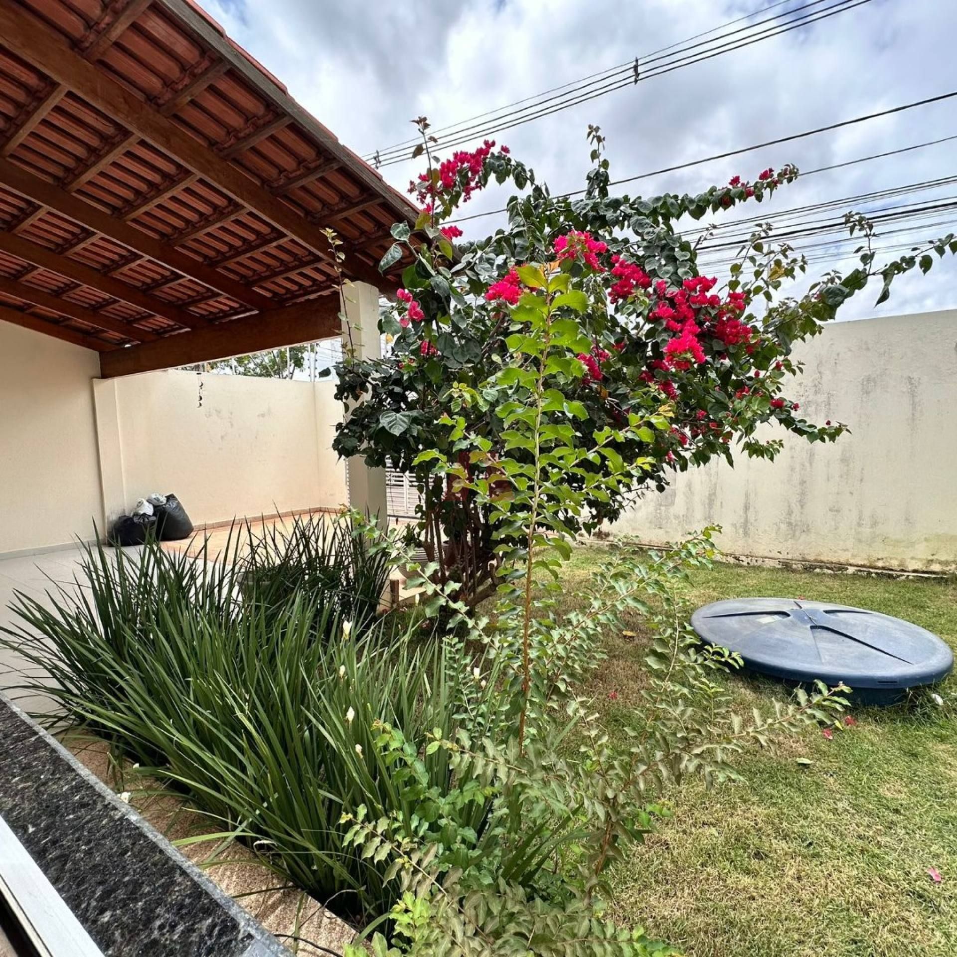Residência à venda, com 01 suíte e 02 quartos no Conj. Manoel Julião